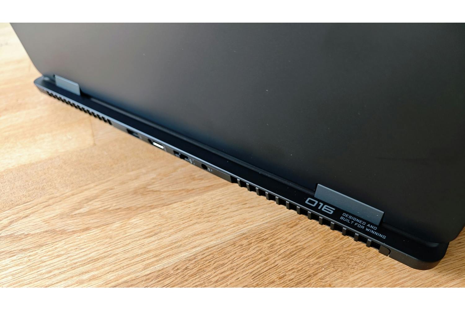 HP Omen 16 Slim bagside HP Omen 16 Slim bagside